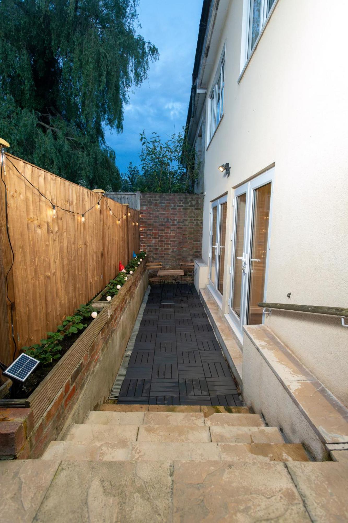 Cosy 1 Bedroom Basement Apartment With Private Patio Area Londres Exterior foto