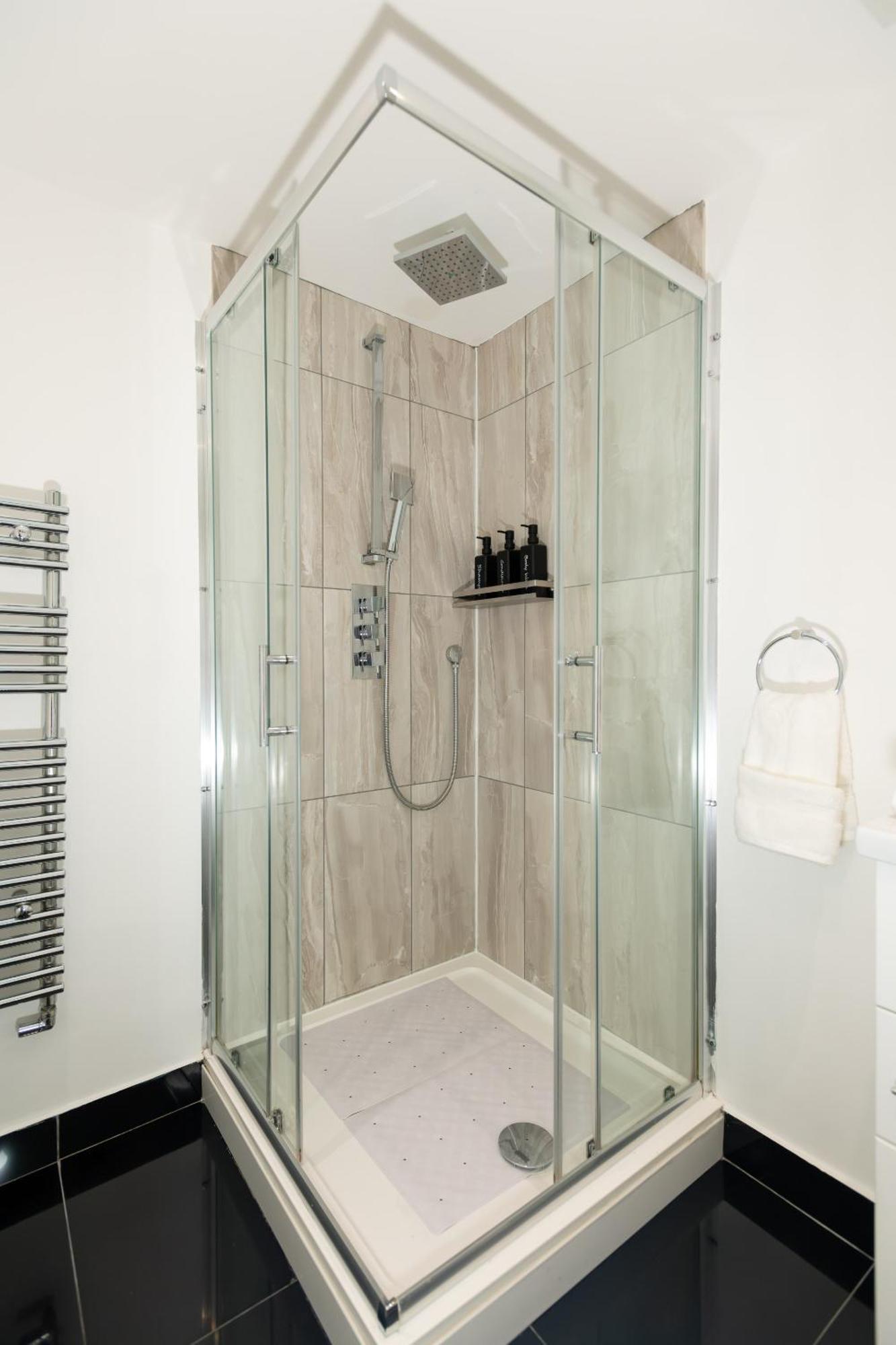 Cosy 1 Bedroom Basement Apartment With Private Patio Area Londres Exterior foto